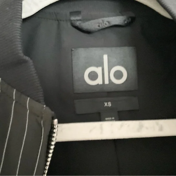 Alo Yoga Cropped Pinstripe Main Character Full Zip Jacket Black/Titanium XS